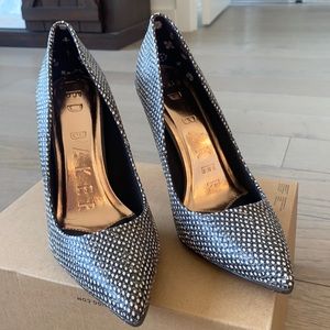 NWT Ted Baker Izibelos Pointed Toe Pump In Black Embossed Leather - Size 7.5